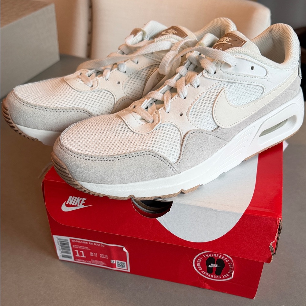 Women’s NWOT AirMax white Sneakers